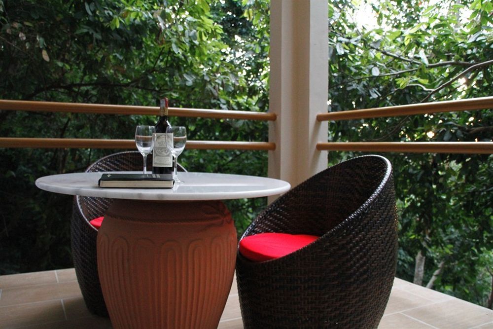 Ambong Rainforest Retreat Pantai Tengah  ภายนอก รูปภาพ