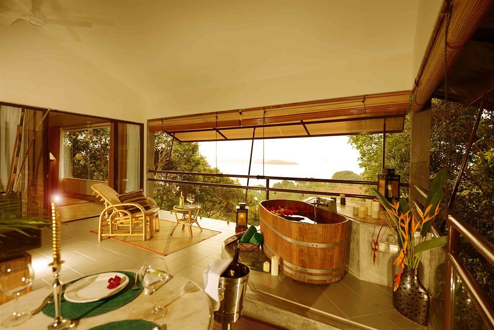Ambong Rainforest Retreat Pantai Tengah  ภายนอก รูปภาพ